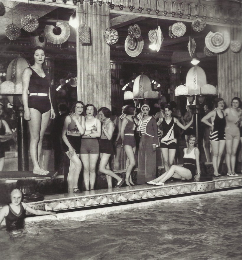 Les baigneuses du Lido de Paris, vers 1930. 