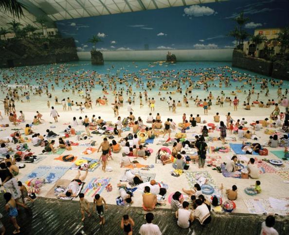 Martin Parr Japon. Miyazaki. La plage artificielle à l'intérieur de l'Ocean Dome. 1996.