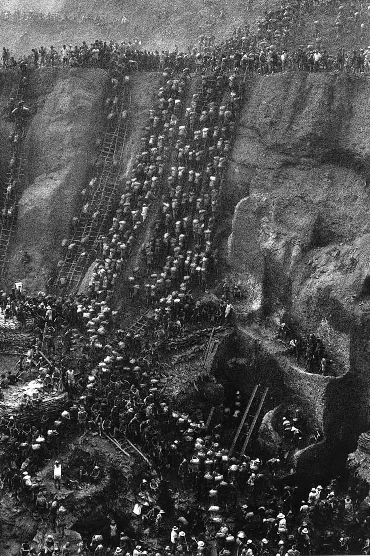 Sebastião Salgado  En remontant la Serra Pelada mine d'or, Brésil, 1986.