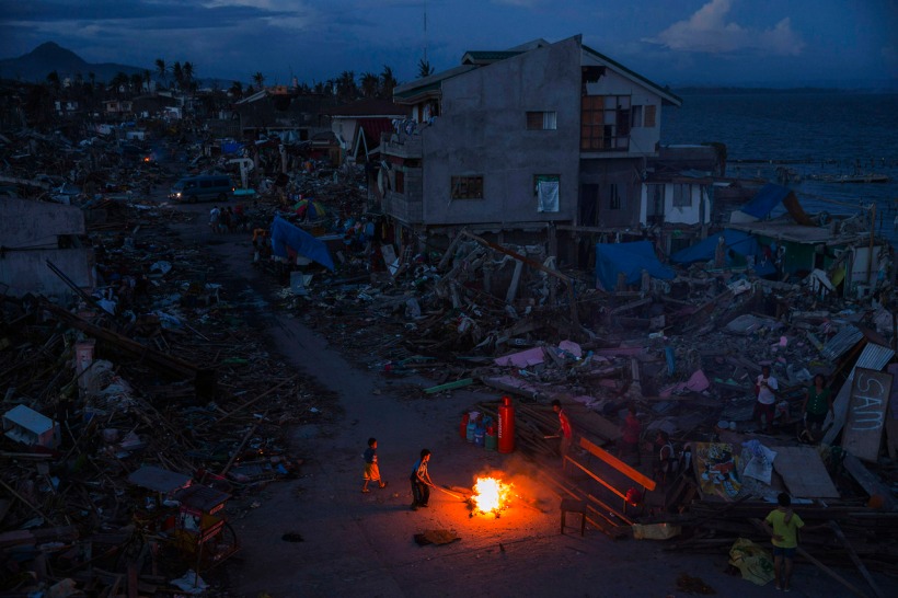 Sept jours de la tragédie-  Adam Dean Couvrant Typhon Haiyan TIME .