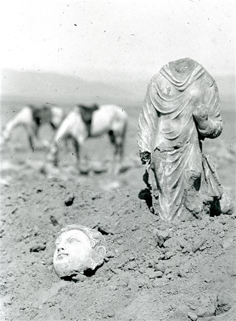 Statue de Buddha trouvée dans le monastère de Tapa- Kalan :Mission Foucher 1923, cliché Godard,